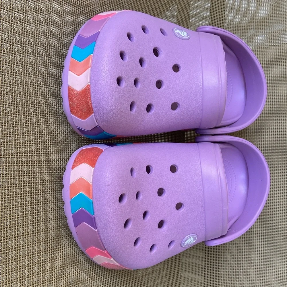 NWT CROCS (Sz-GS Kids/J1-2)Super Cute Purple Sandals w/Colorful Border Accent💜🩷